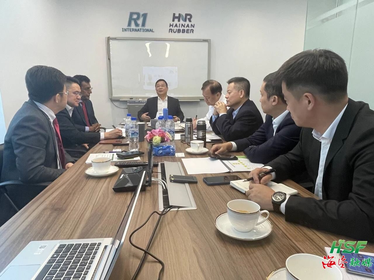 包洪文一行與R1公司座談交流。