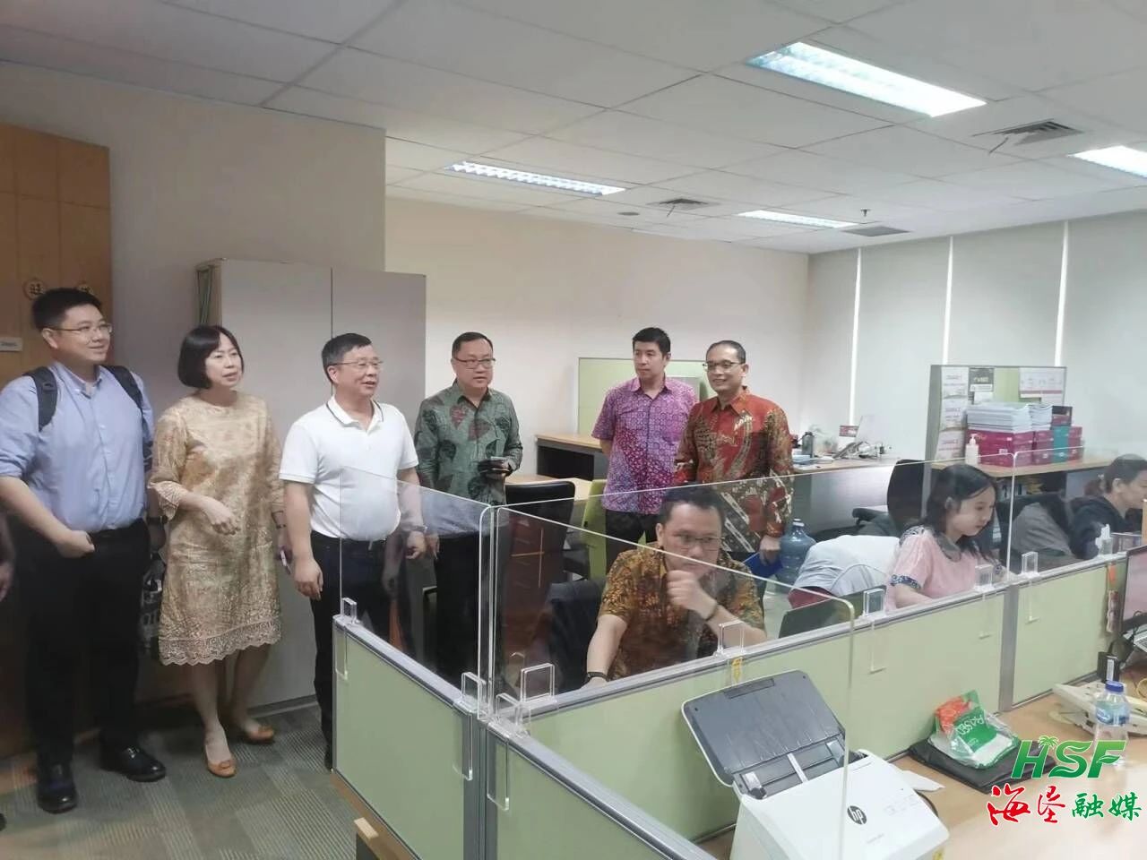 包洪文一行到KM公司調(diào)研。