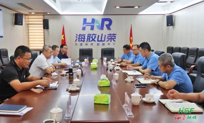 艾軼倫在海南橡膠山榮分公司座談。